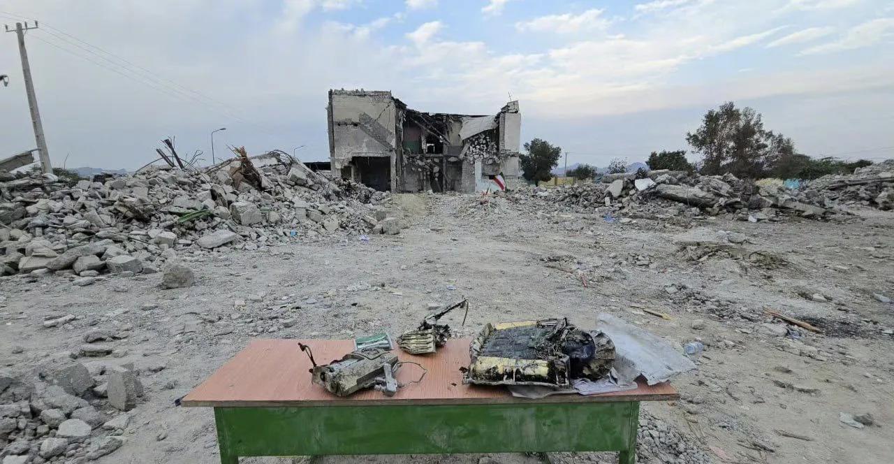 伊朗对外展示了击中米纳布女子学校的美国“战斧”巡航导弹残骸。
美国《纽约时报》报