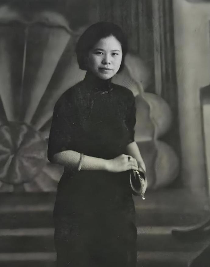 1947年，杨虎城将军的妻子谢葆真在狱中绝食22天后，迎来了生命最后一刻。狱卒意