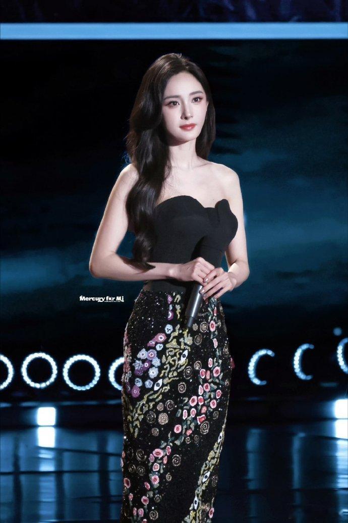 杨幂生万物提名最佳女主恭喜演员杨幂，凭借《生万物》宁绣绣一角提名金萱奖全球最佳女