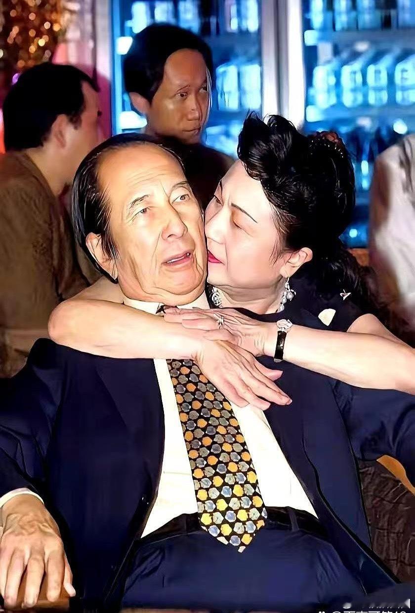 看看赌王何鸿燊这张老照片，才懂豪门深处的暗流汹涌二太太蓝琼缨锁喉式紧拥赌王指尖用