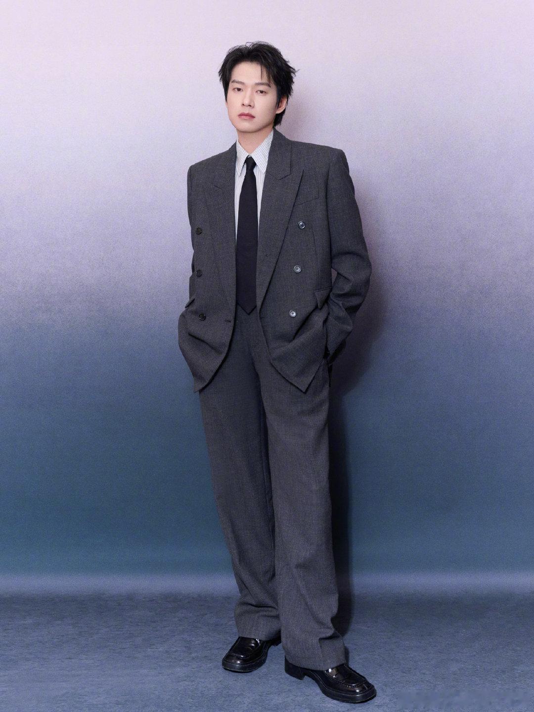 看魏大勋如何掌控这一局 从容是自带底色，掌控是自身底气。魏大勋镜头前后状态始终稳