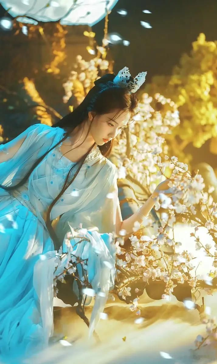 陈都灵化身玉面观音气质出众 回眸一笑眼神灵动10月4日，陈都灵一组美图释出，化身