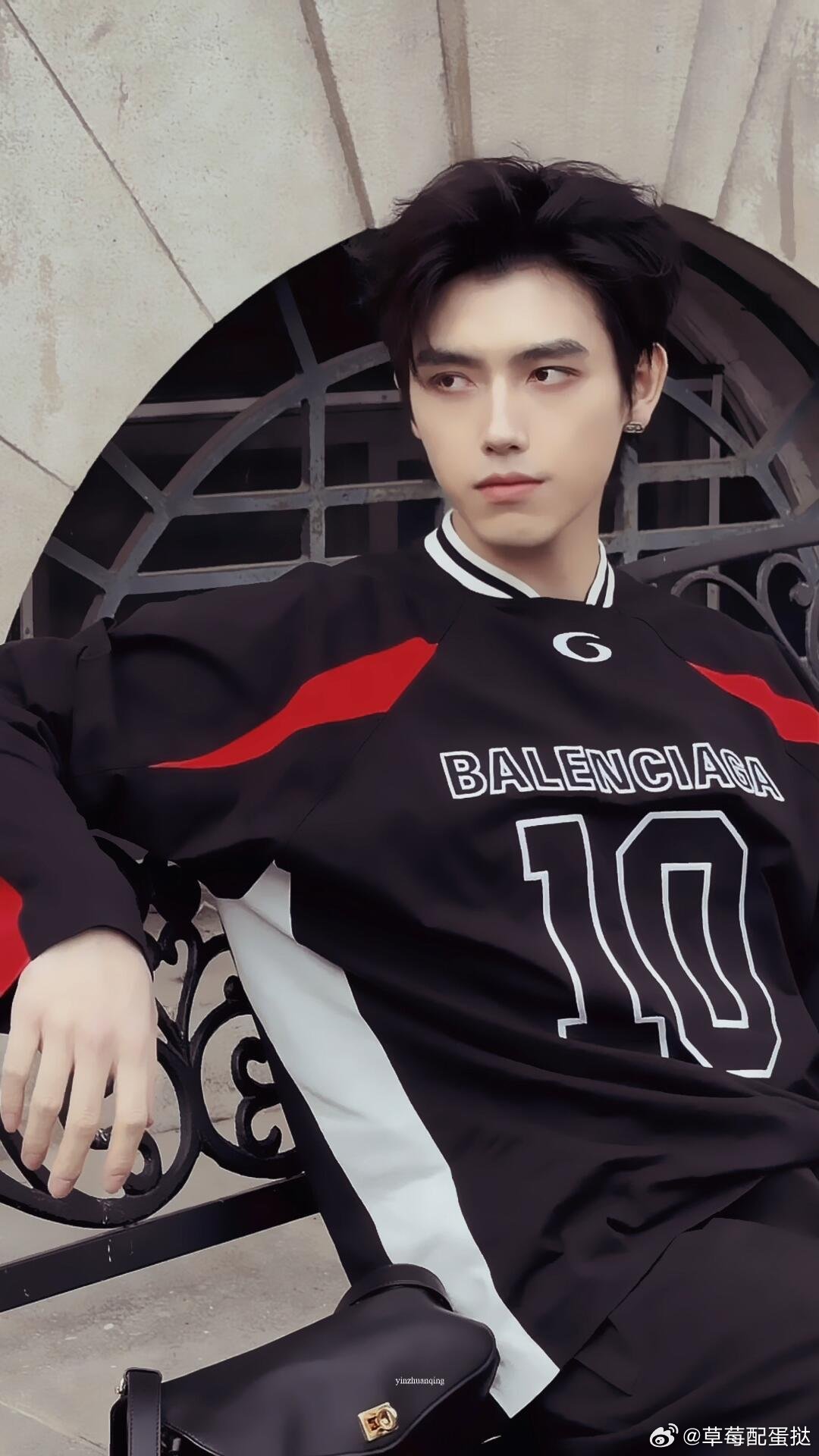 陈飞宇出个国怎么潮成这样被陈飞宇巴黎造型迷晕！耳环加持又潮又飒，挑眉瞬间氛围感拉