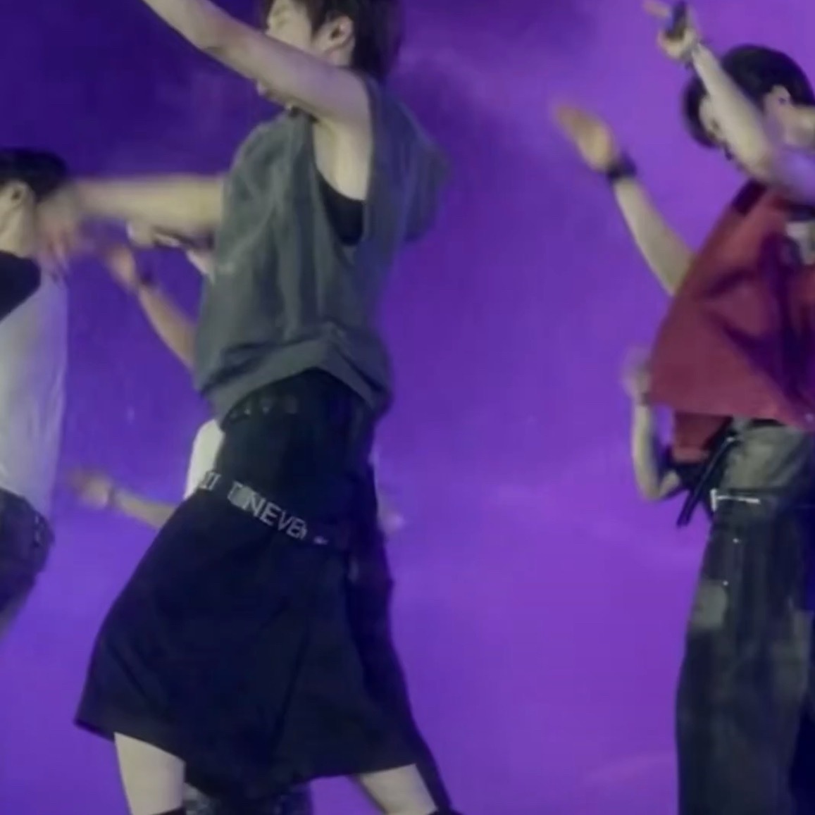 其实显得我很心酸😔就当无肩带抹胸看了