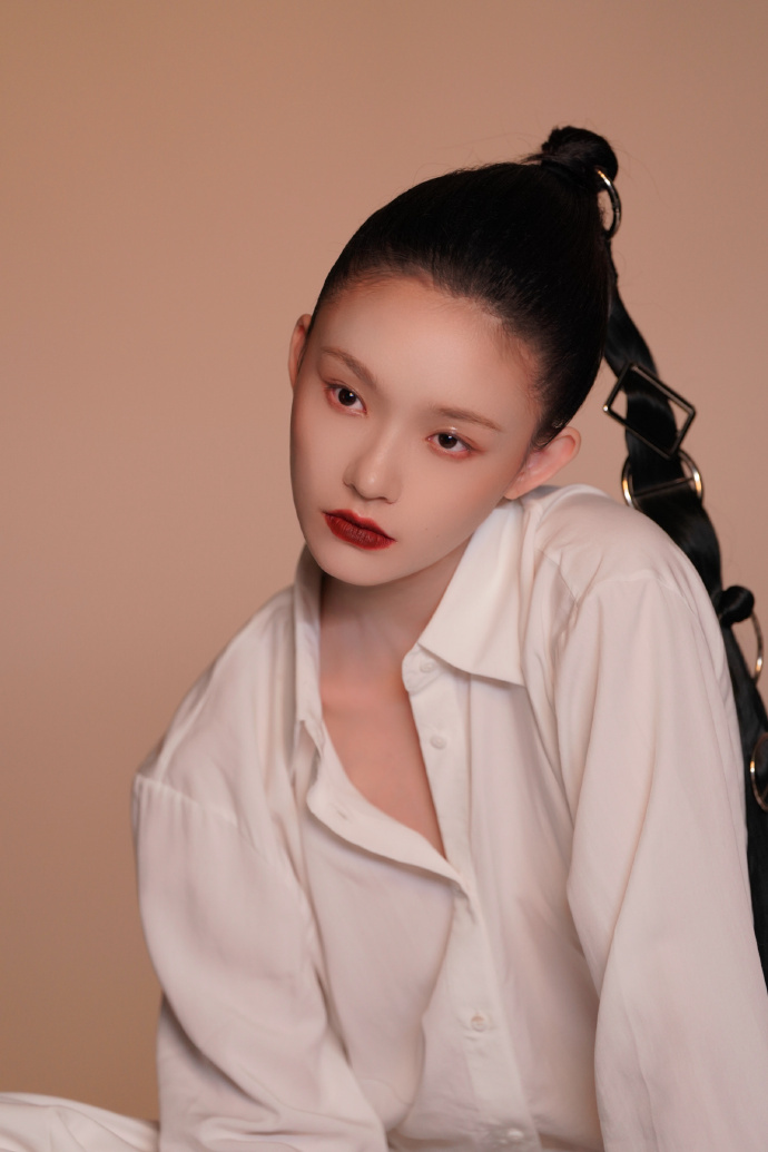 ：林允拍摄花絮啊啊啊每种造型都这么适合我的老天 允姐今天帅鼠我了[爱慕]允宝这造