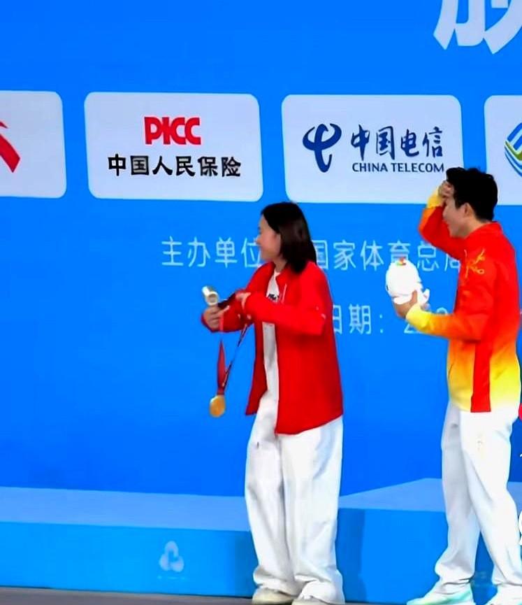 在运动场上，哥哥宠妹妹，这不是什么惊天秘密，而是中国跳水队的“秘密武器”。

王