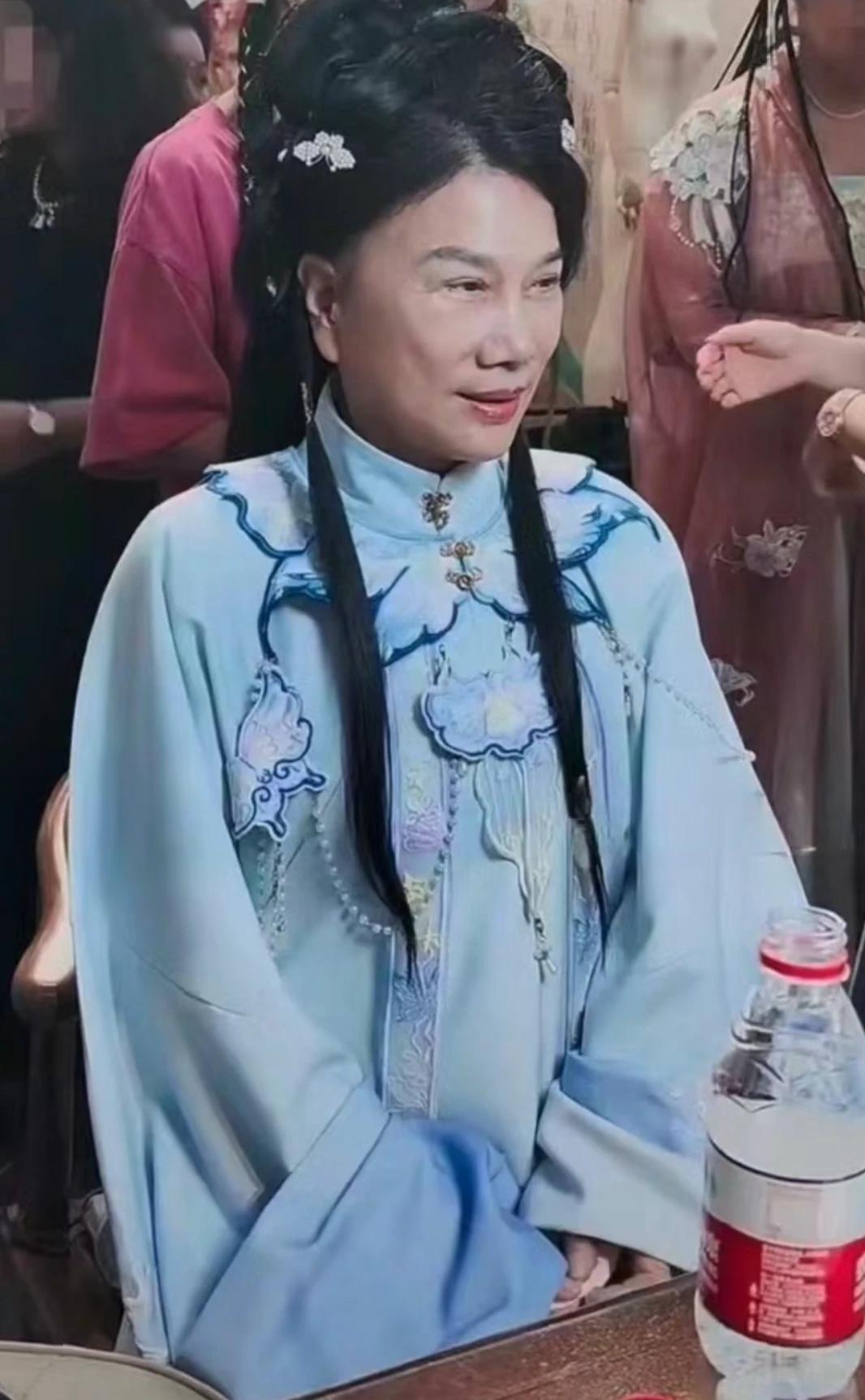董明珠这个古装造型真的很难评啊
造型师是怎么想的呀
不知道这个风格是身边人替她选