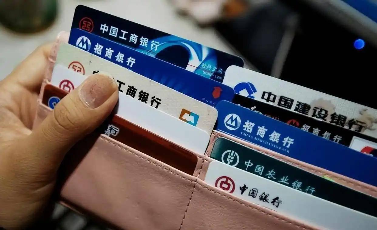 100块现金vs银行卡余额，哪个更值钱？
你有没有想过，你钱包里的100块现金和