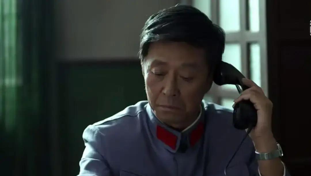 你以为演员都得科班出身？
《县委大院》里那个让你手心冒汗的干部，其实是副导演演的