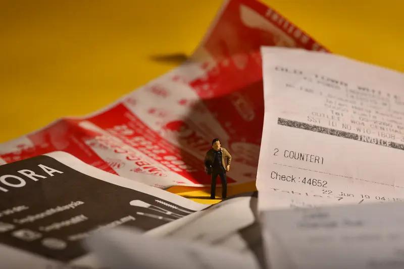 信用卡网贷负债20万先别慌，有办法解决。别盲目拼命还钱，得有策略。
先止血，列个