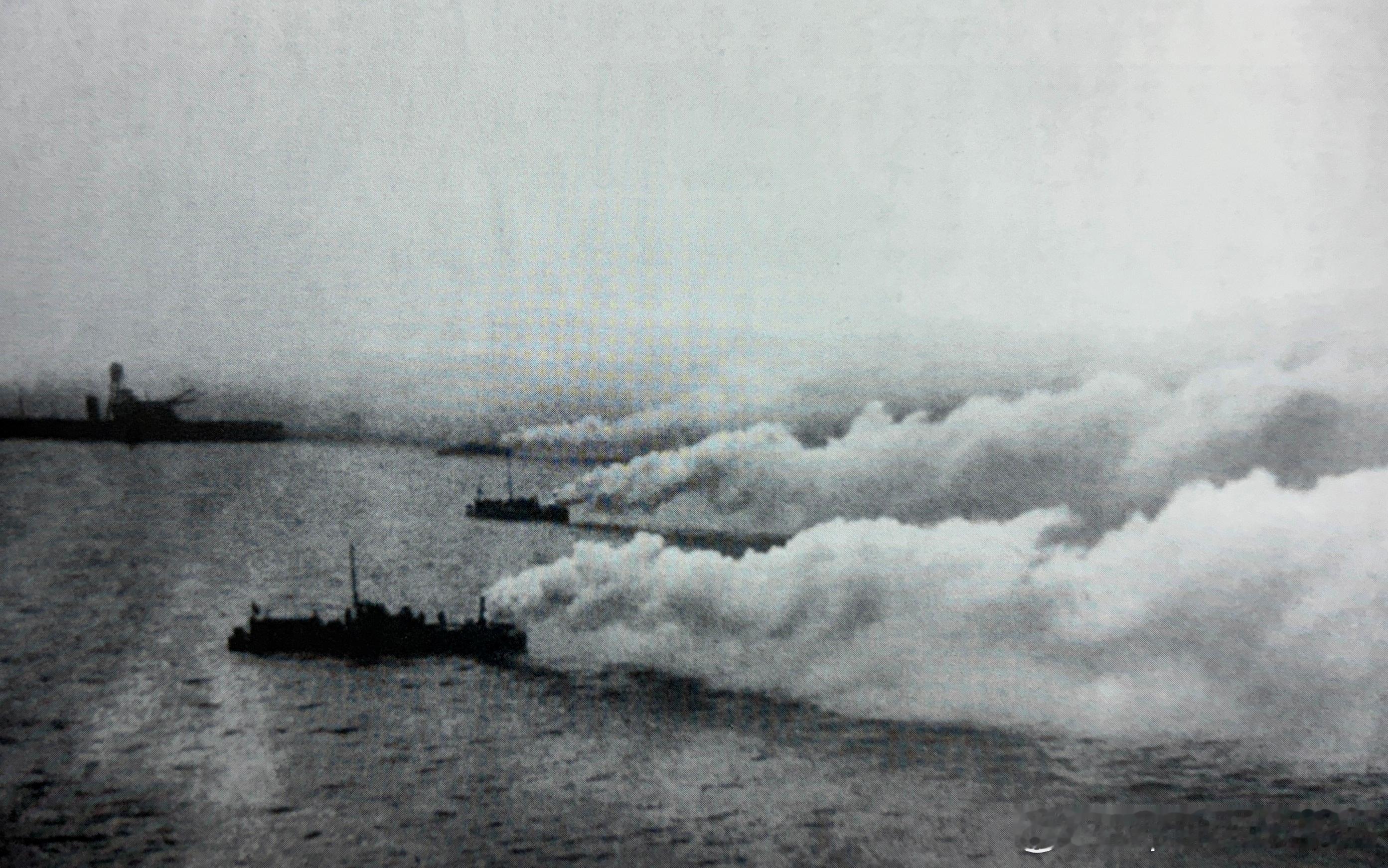 一战英军驱逐舰施放烟幕