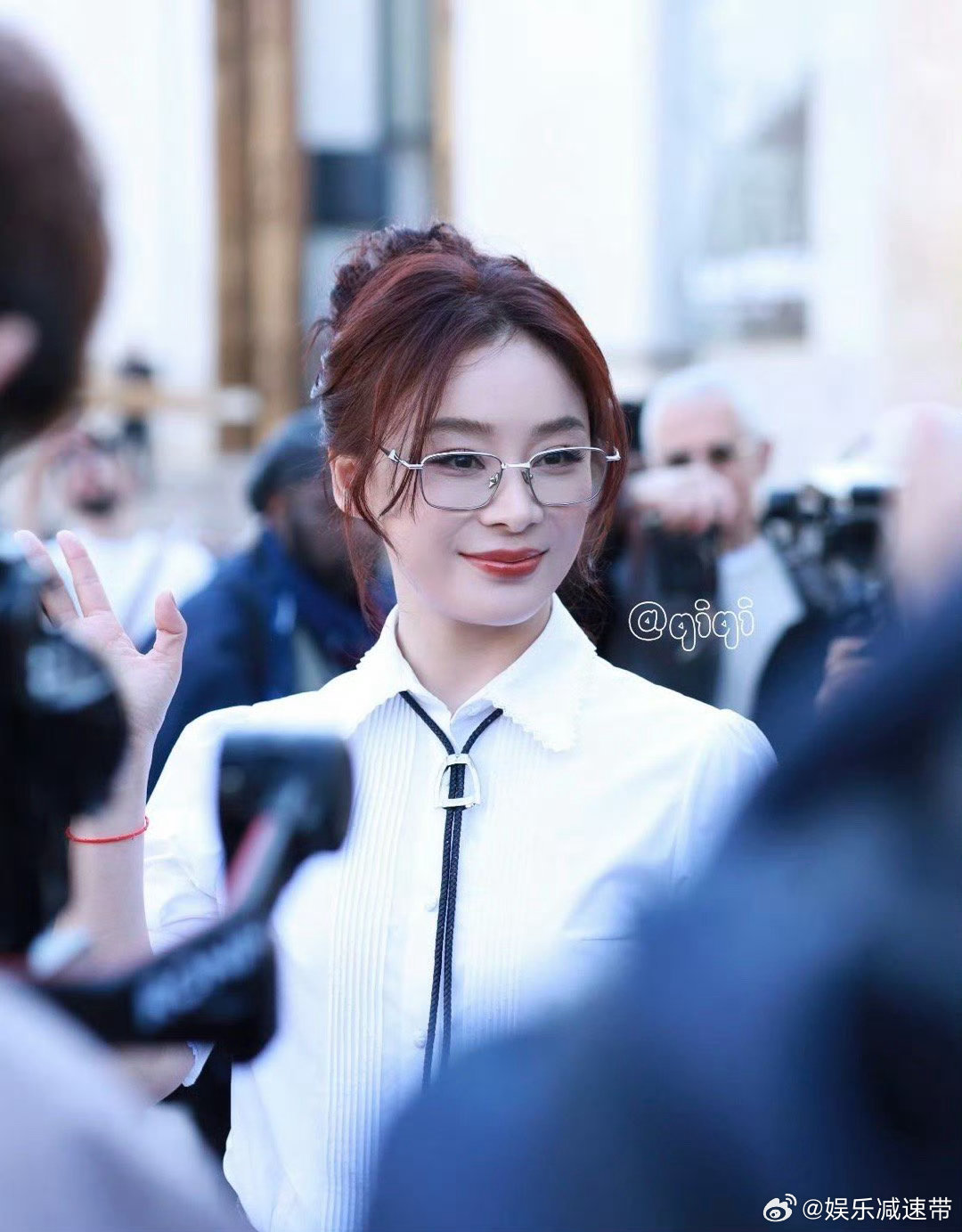 早说给袁姗姗上老钱风 真该早点给袁姗姗整老钱风！白衫黑裤简约，细框眼镜添清冷，高