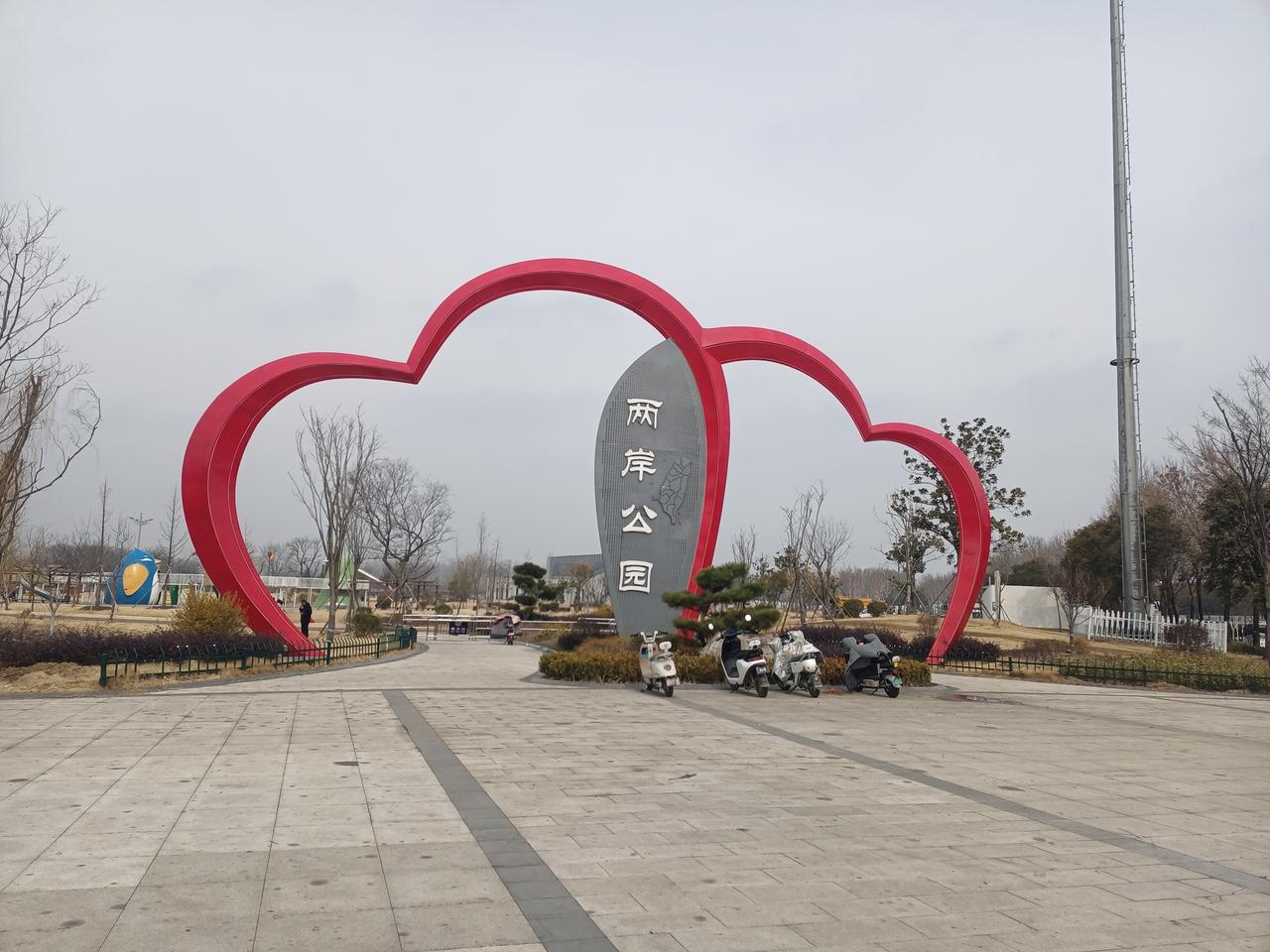 正月十五闹元宵，闲游到两岸公园。巧遇台儿庄古城东小季河至图书馆游船。（图片来源：