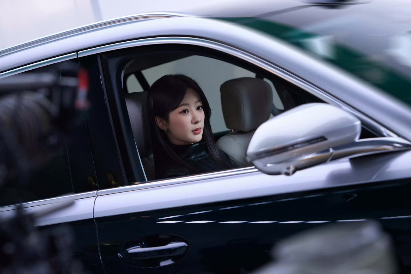 杨紫兜风时间到杨紫出发兜风 杨紫工作室营业：兜风时间到，黑色皮衣ootd好帅呀 