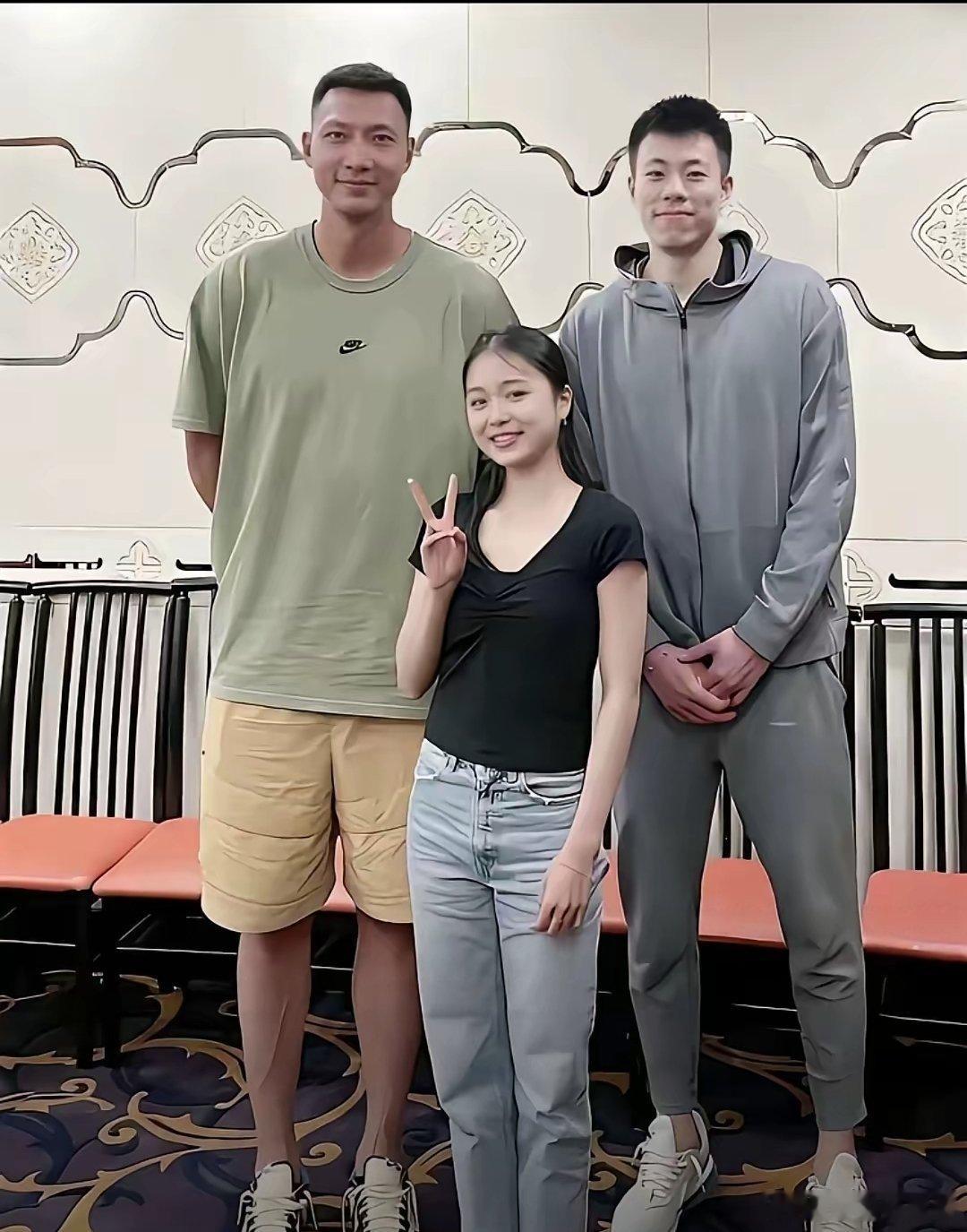 看了大哥易建联的表情，我现在越来越担心上海久事男篮“核心5D”锋线张镇麟了。 