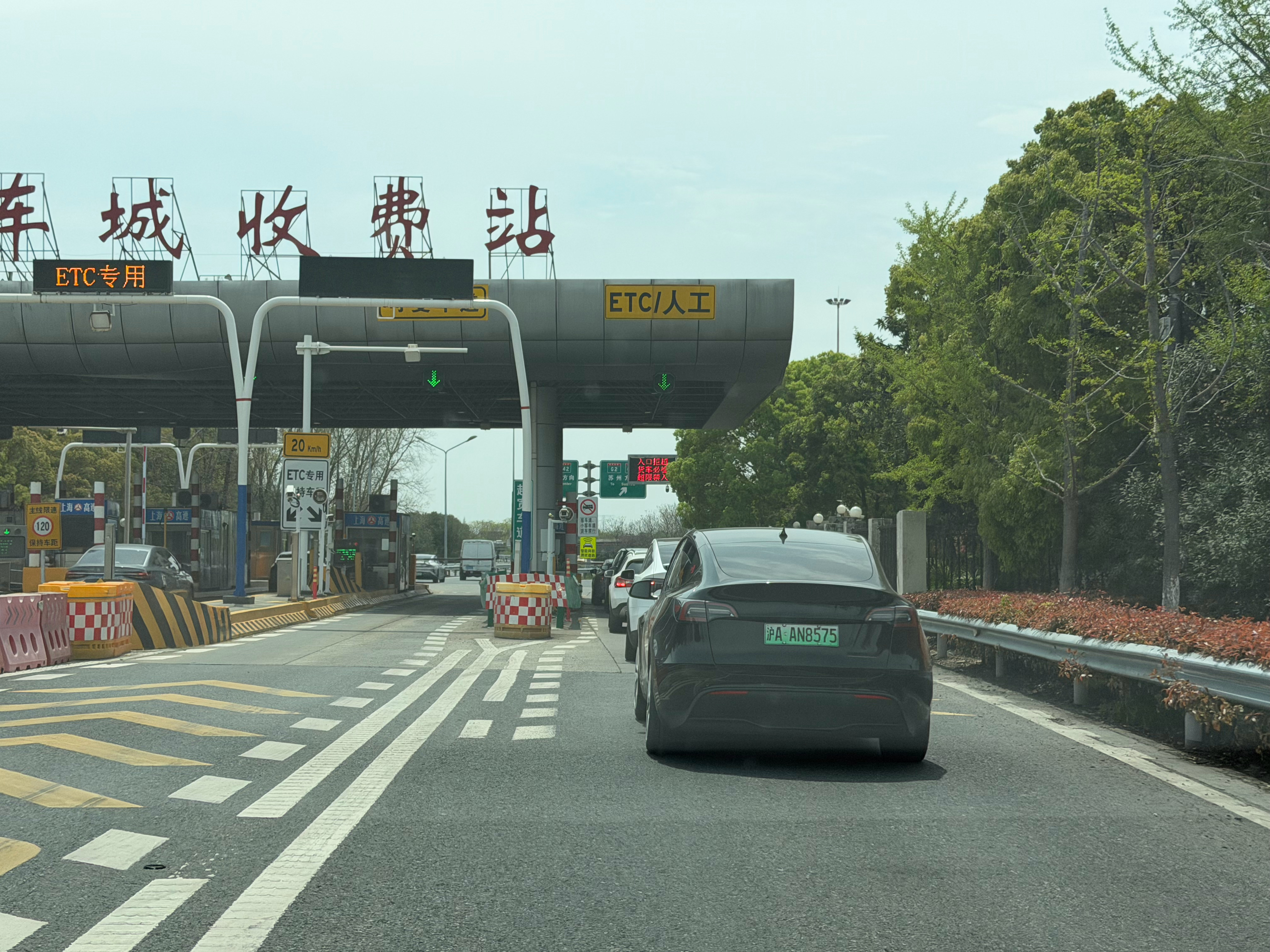 我刚出门，一台宝马ix飞驰而过，车主长发飘飘，应该是