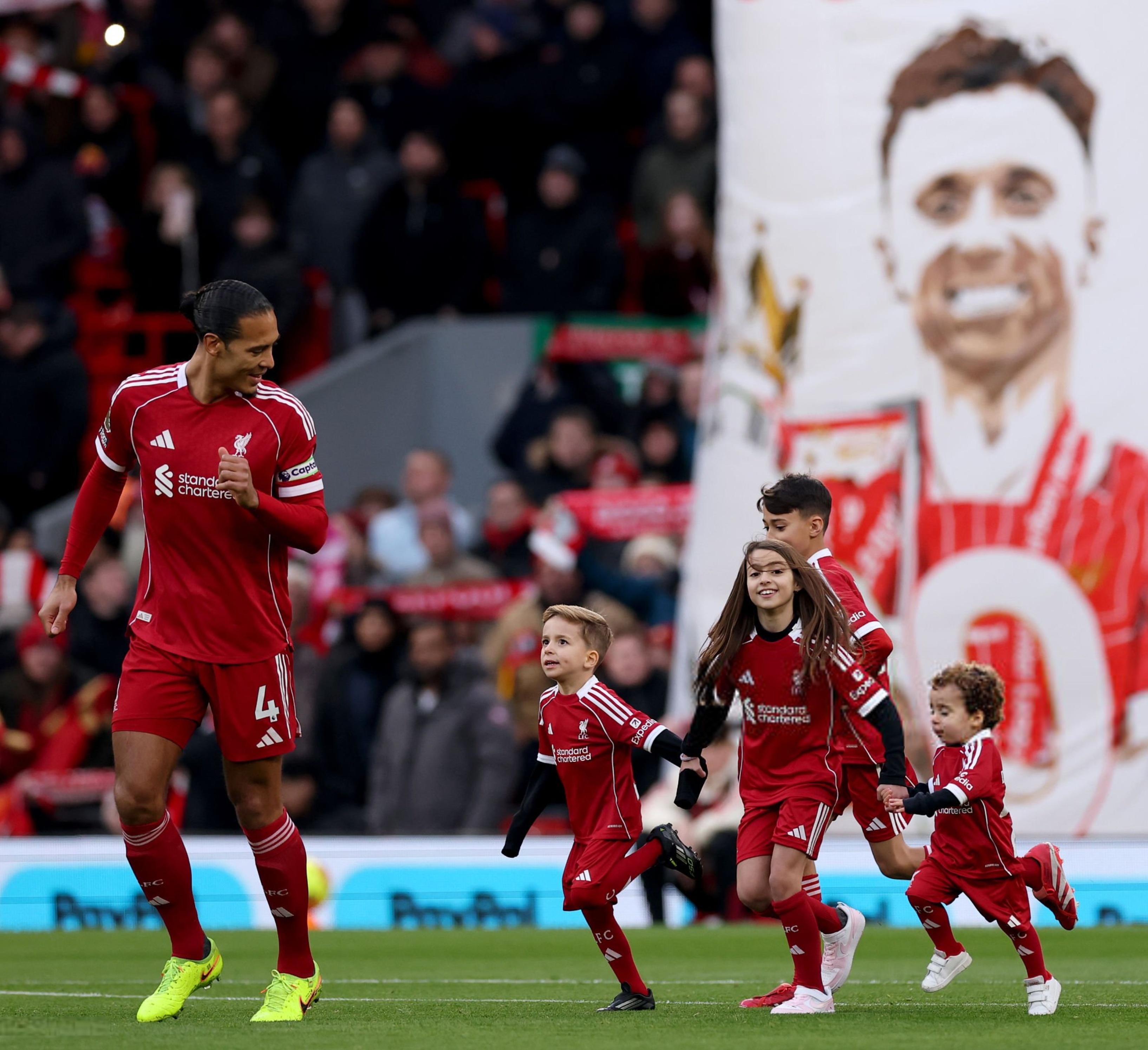 迪奥戈·若塔的两个孩子——迪尼斯和杜阿尔特——作为球童与家人一起出场，分享了他们