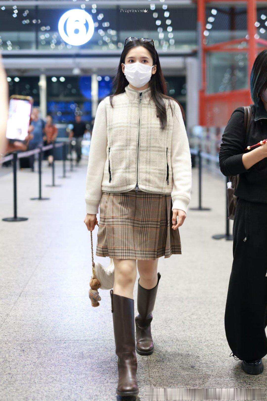 依旧美萌 依旧高挑 最权威的167.5😎 完全是抱夏 念秋 拂冬 冬雪也行[嘻