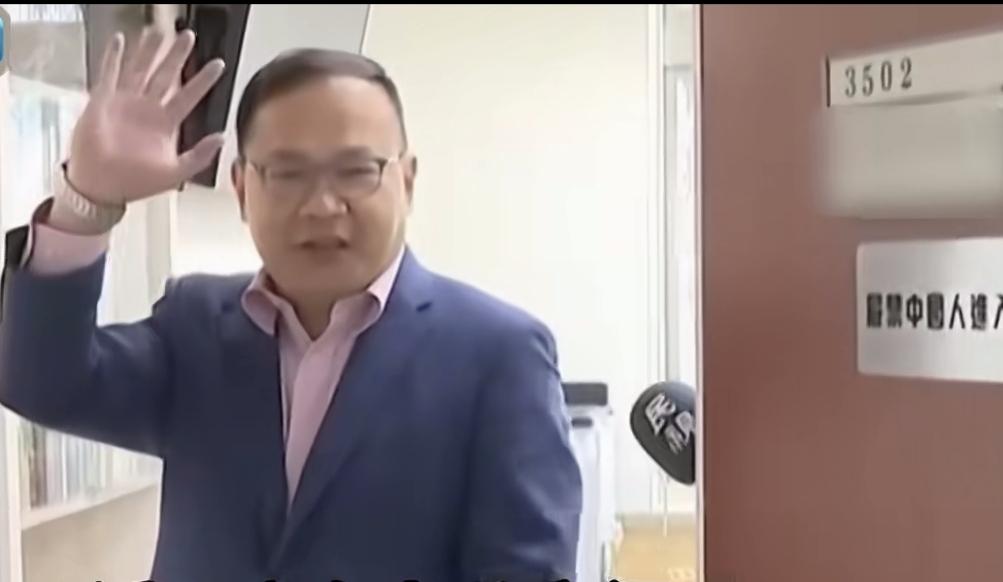 台湾所谓的民代，“靠背哥”王义川又开始作秀了，他在自己的办公室门口挂上“中国人禁