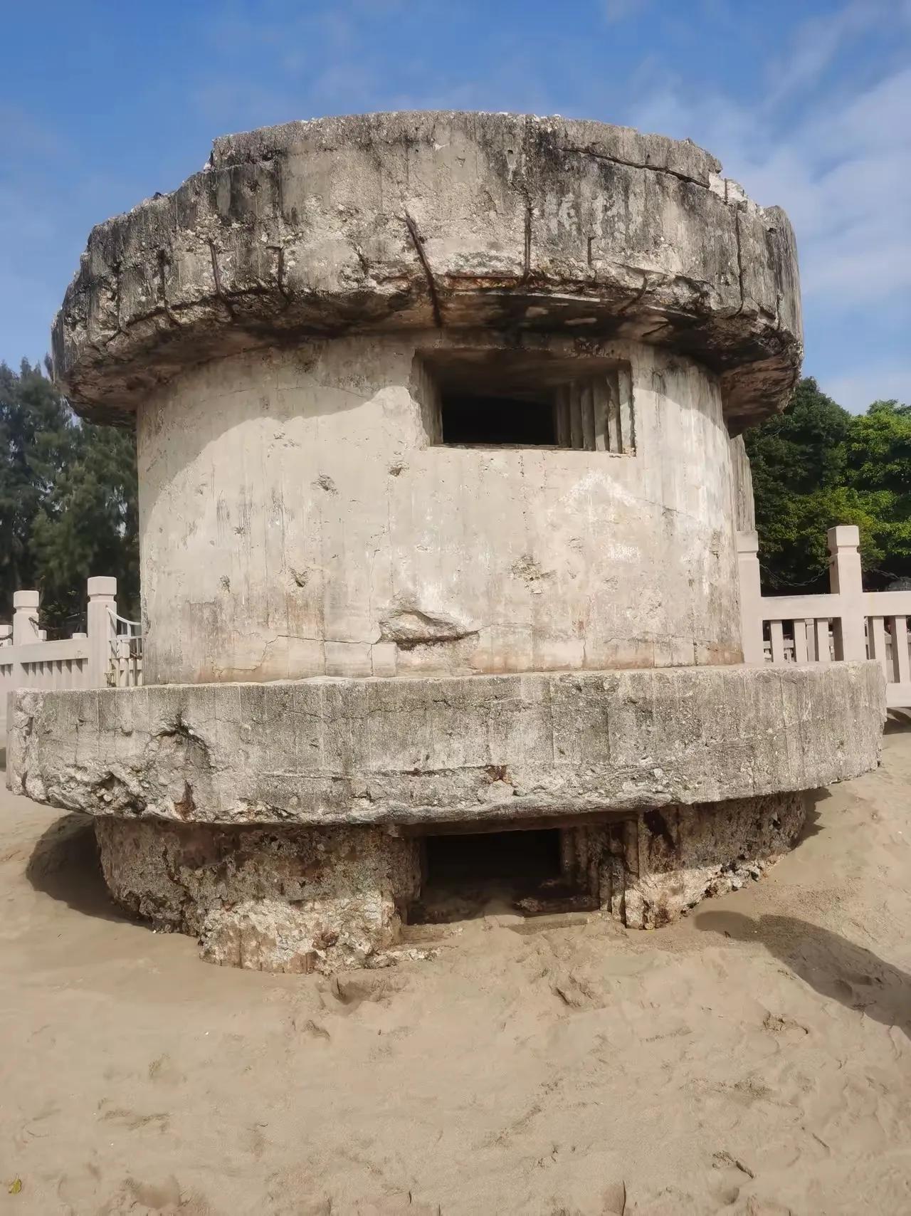 去过鼓浪屿的人，想来都知道岛上有座碉堡。时光荏苒，这座碉堡如今已化作一处景点，恰