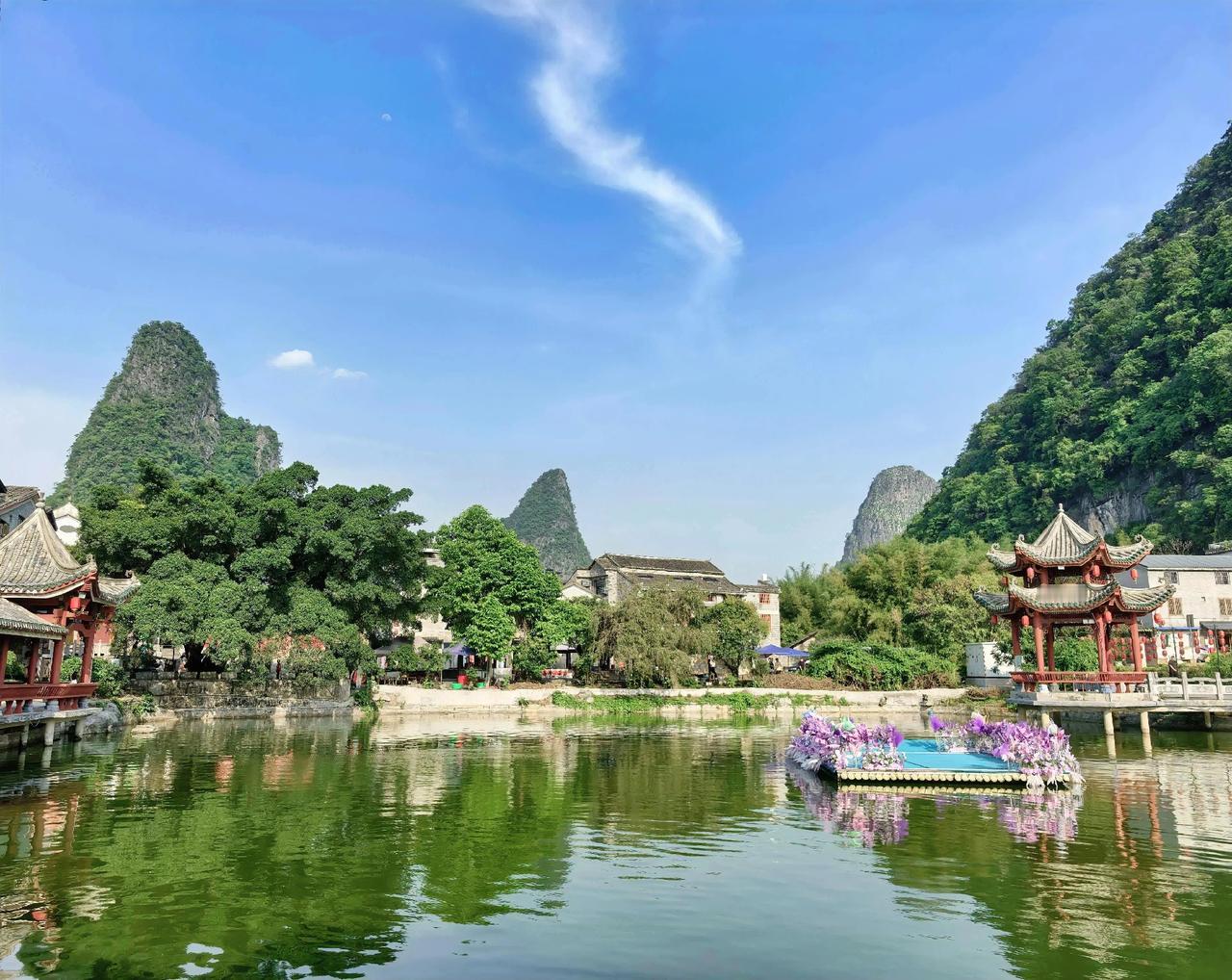 黄姚古镇，简直是个宝藏打卡地！一进古镇就被那古色古香的建筑吸引。石板路蜿蜒曲折，