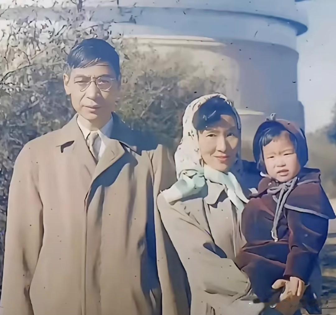 这张拍摄于1956年美国康奈尔大学的照片，定格了郭永怀、李佩和女儿郭芹一家三口的