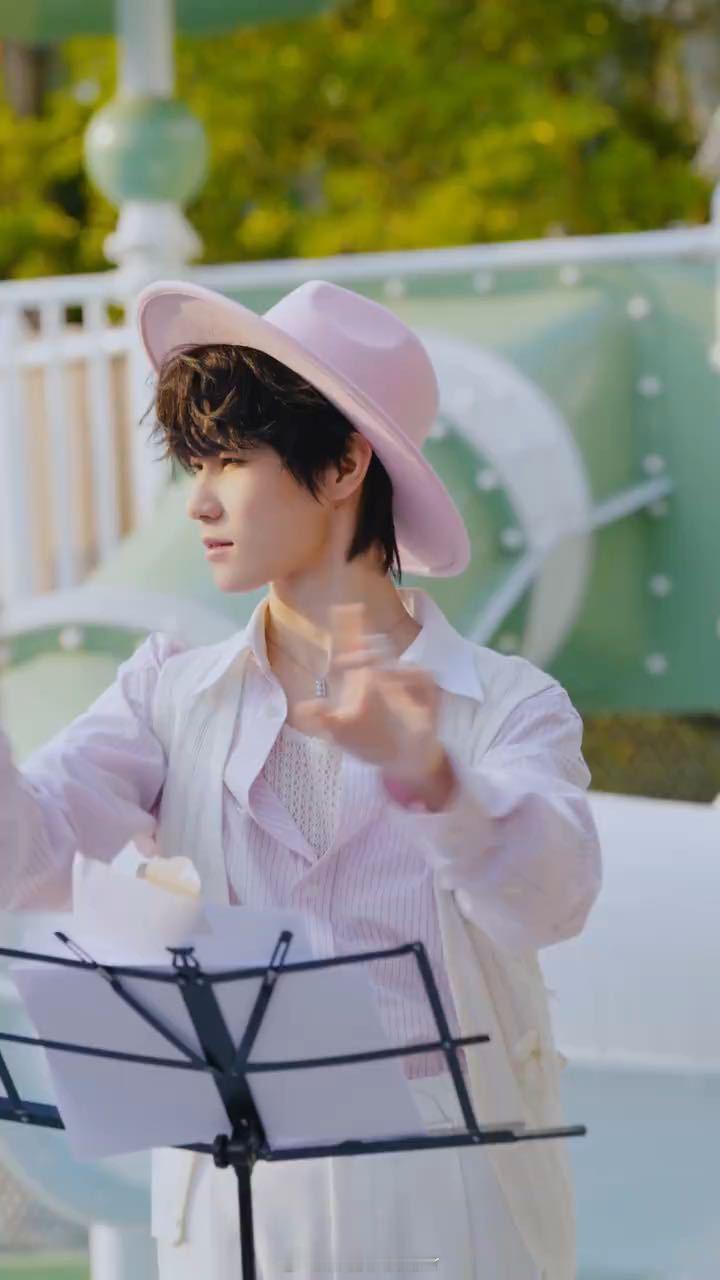 张真源玩上真人版切水果了张真源切水果 张真源在奔跑吧14定档里玩真人版切水果，激