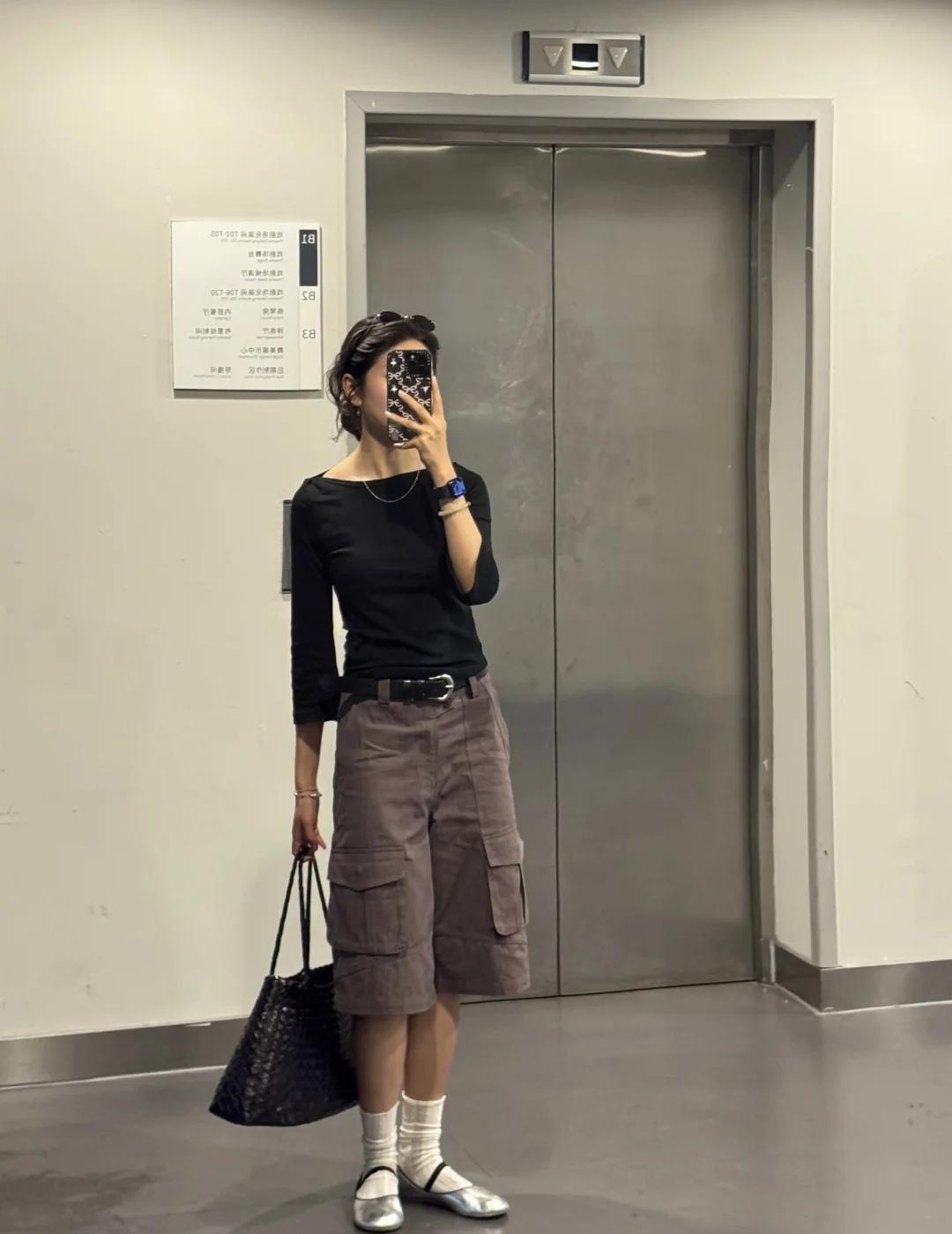 周一打工穿这套
又是新的一周
抓到什么穿什么吧
这袜子第二双了
真的很好搭～
	