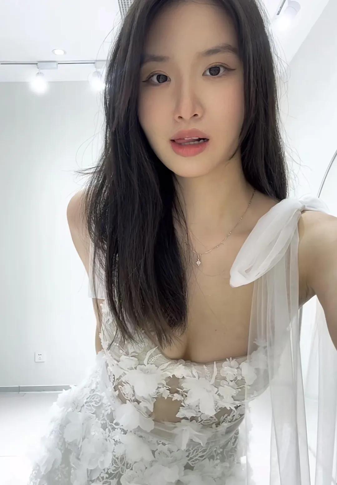 #周末放松时刻# 去试试婚纱吧，年轻的时候不穿一次，怎么知道自己有多美呢？