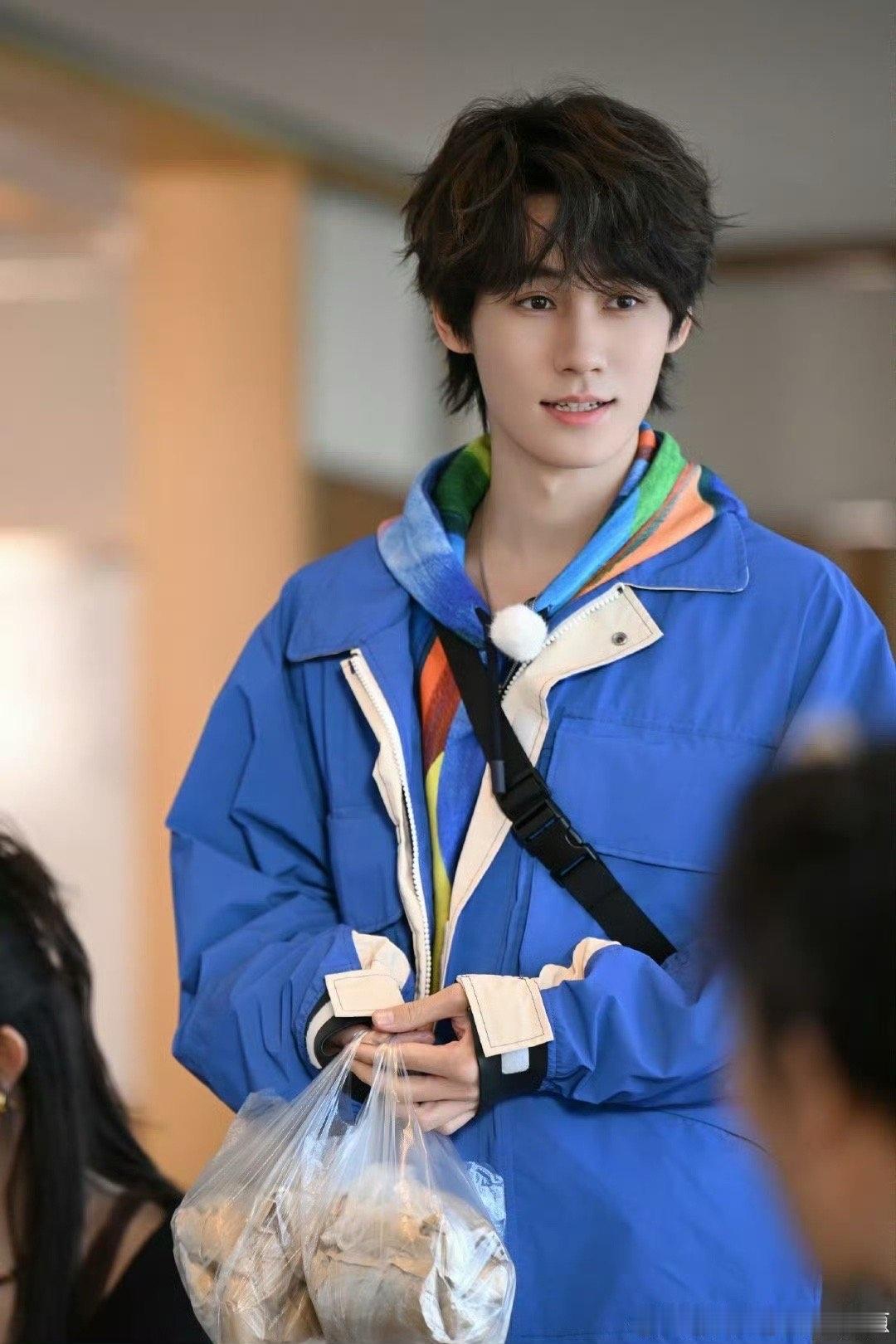 张真源拿呼安的玩具健身 张真源这次在《奔跑吧13》官宣中带着呼安玩具健身，搞怪又