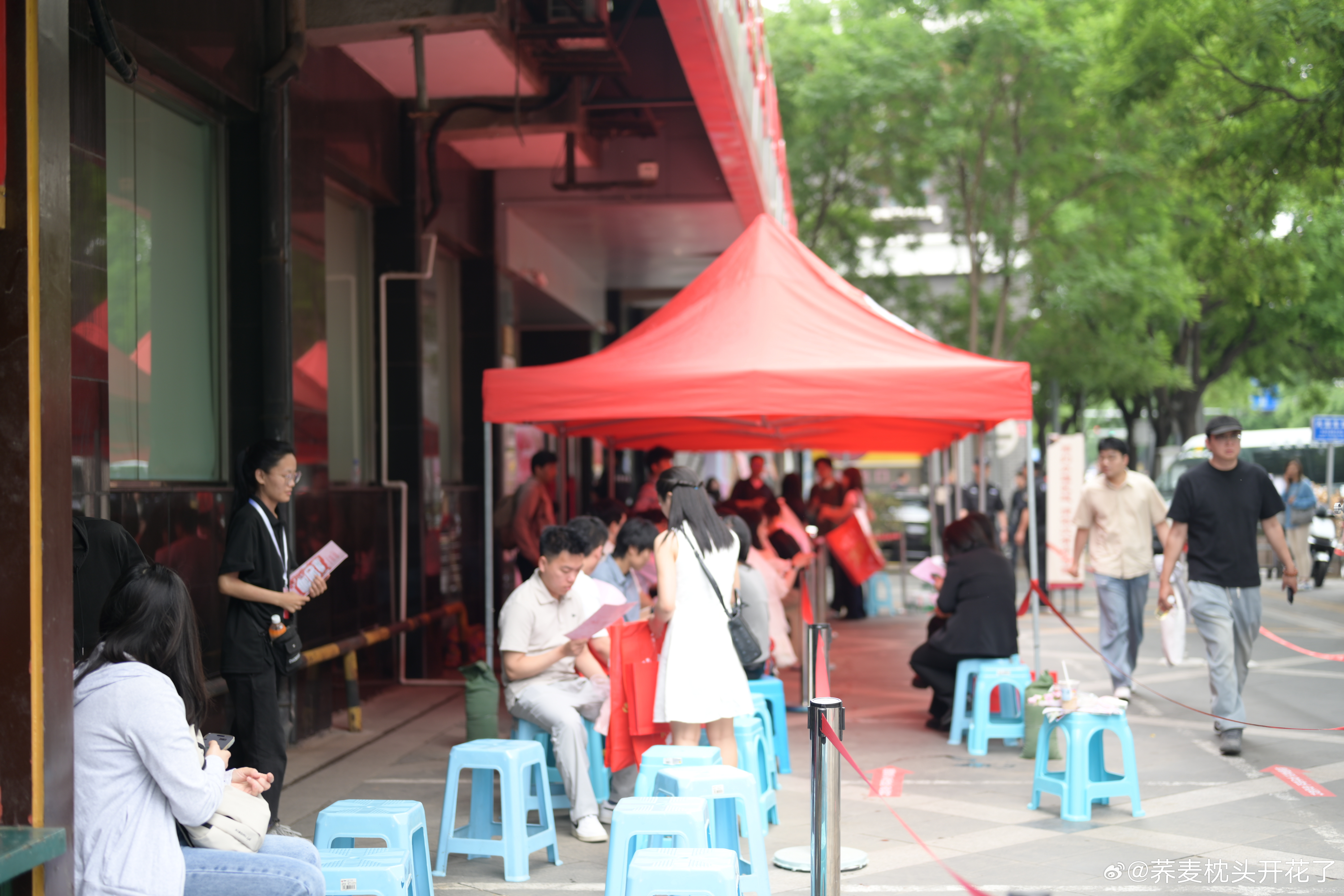 北京民政局门口的520甜蜜气息西城民政局520成了大型“焕新”现场！新人排队之余