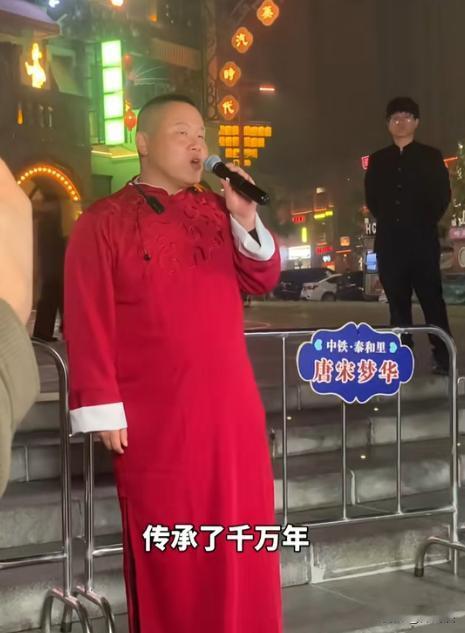 小岳岳回应模仿者。
 
 
对于模仿他的行为，小岳岳并没有生感到生气，还称这是个