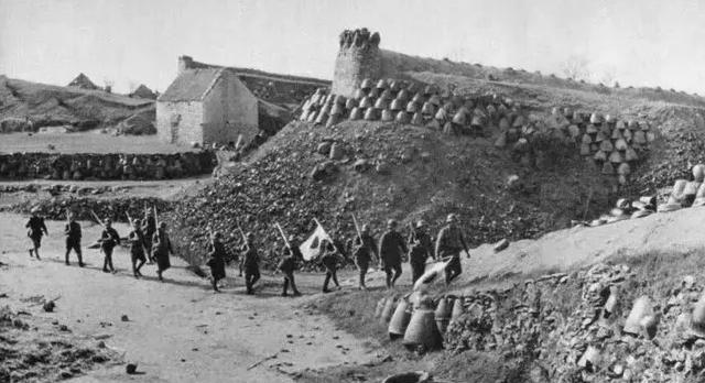 1942年，侵占淮南地区的日本鬼子，他们控制住铁路，源源不断地掠夺我国的资源。