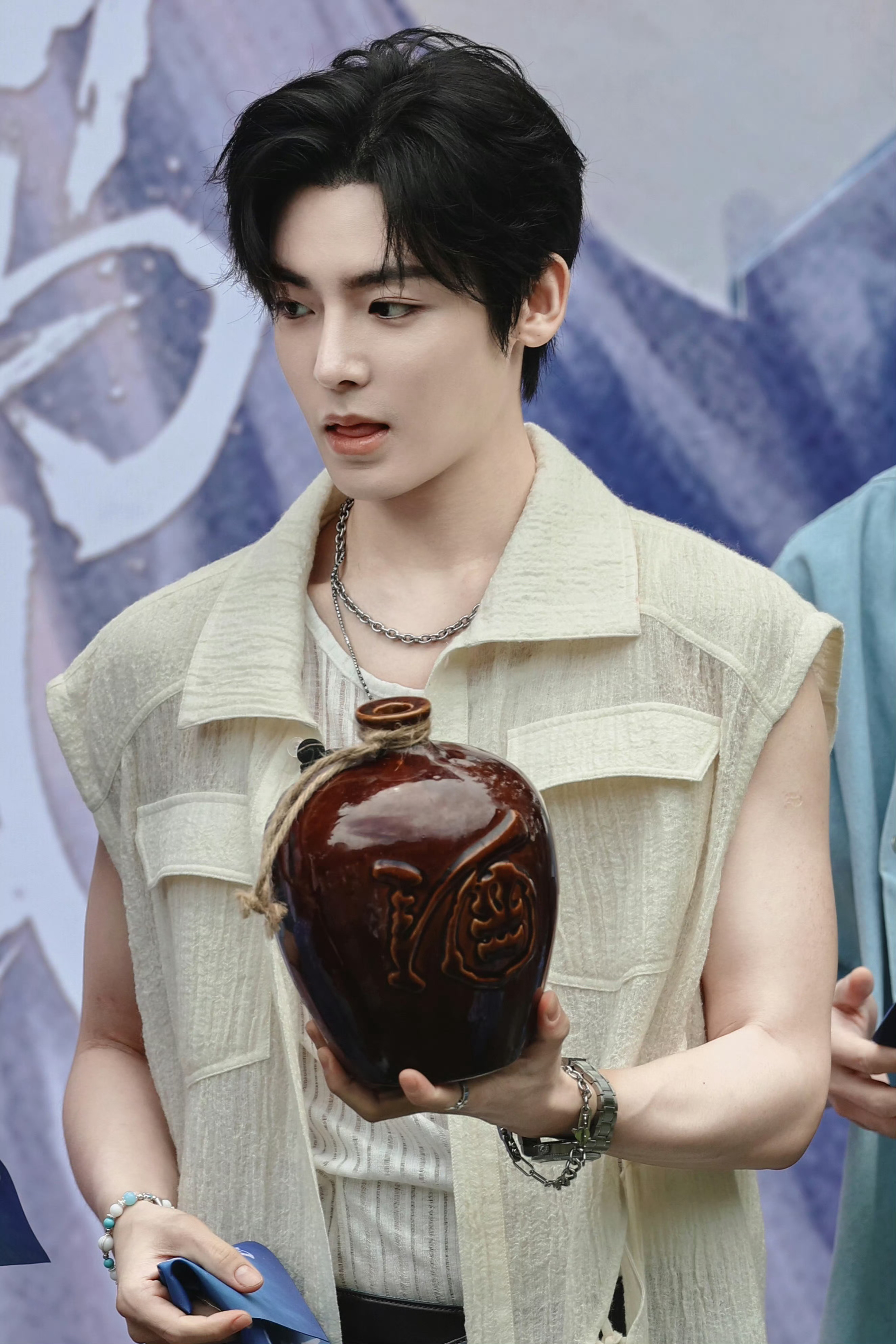 #侯明昊的肌肉线条嘶哈嘶哈# 我天呐内娱男明星请都照着命好哥的身材标准卷起来好吗