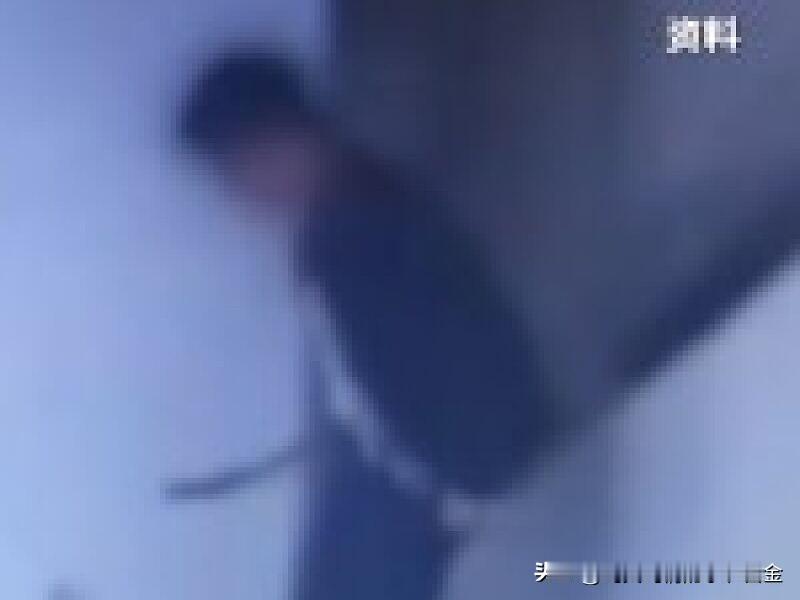 11月11日，南宁地铁3号线一男子在站台当众如厕后离开。客服回应已及时清理消杀，