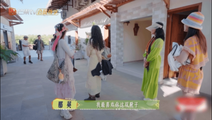 张晚意不富裕但慷慨 谁被张晚意掏护肤品递人的样子戳到了？实在又可爱[哇] ​​​