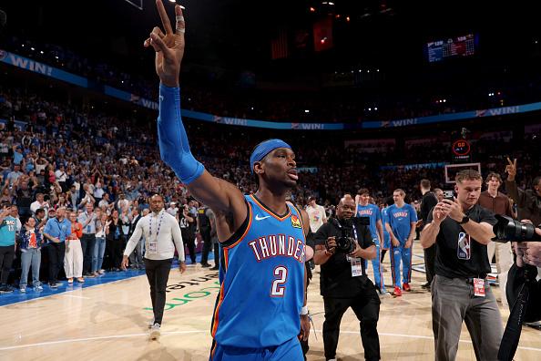 在周一的比赛中，谢伊·吉尔杰斯-亚历山大在终场前3.3秒命中一记后撤步三分，帮助