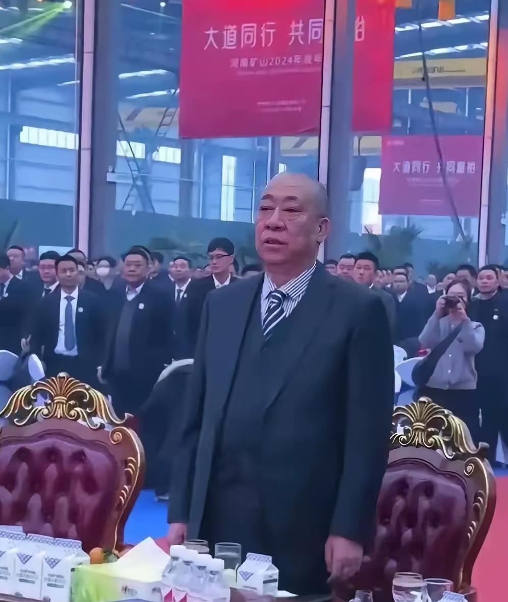 3月7日，崔培军又给女员工发妇女节红包了！2000名女职工，每人800元，一共发