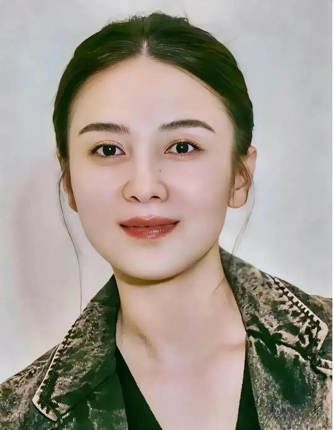 宋佳确实美，端庄大气，美丽动人，宋佳虽然算不上什么大美女， 可她有一种独特女人的