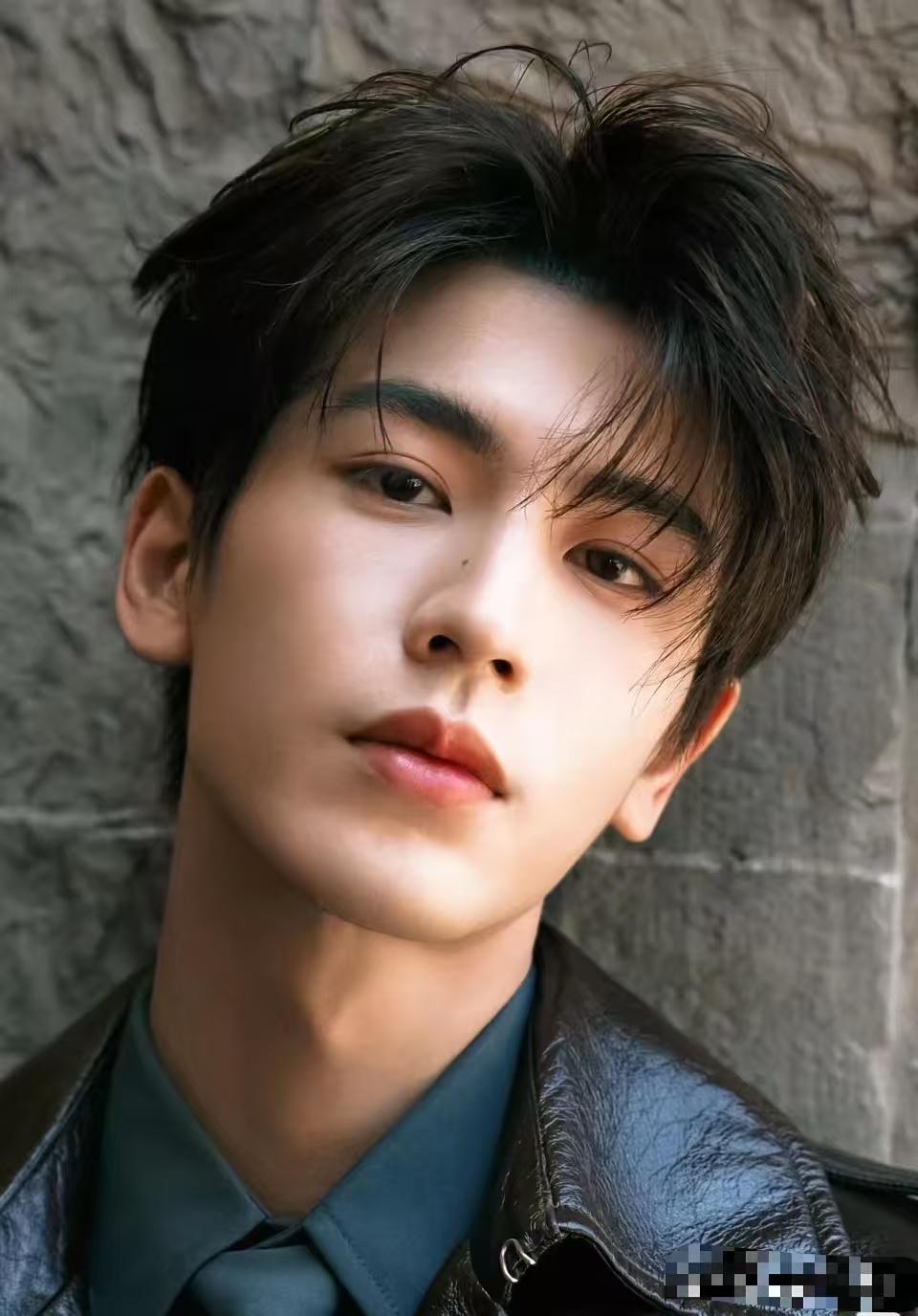 “粉底液将军”真的开始发力了，这个风气从鹿晗开始的，演个兵发型从头到尾都没乱过，