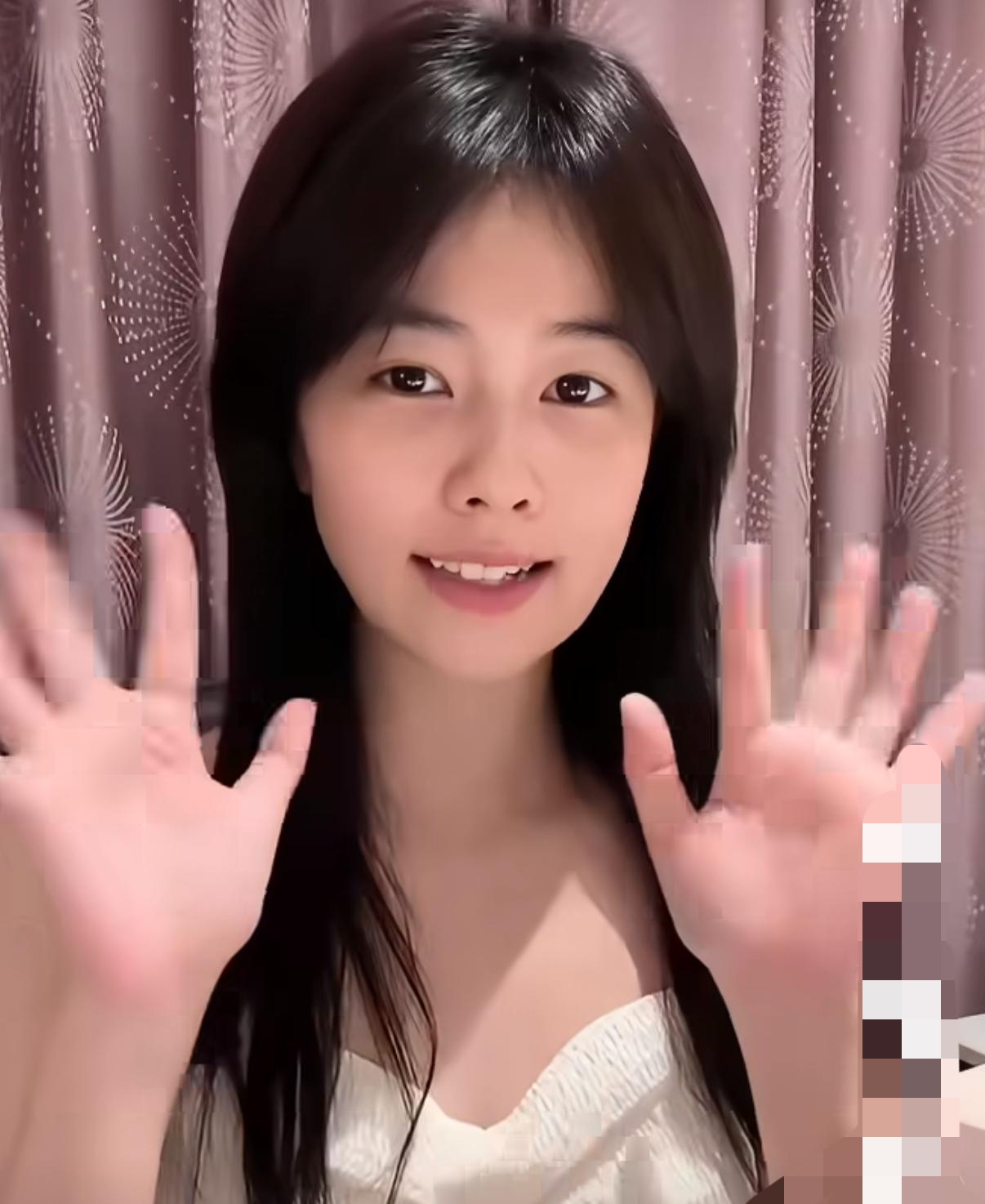 这是女演员白鹿？
猛地一眼看过去，还以为是顶流网红“一笑倾城”
这两个人也未免太