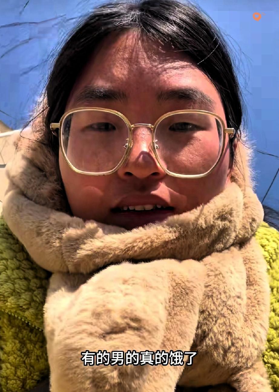 安徽女子扮丑相亲想劝退对方，结果男方一眼相中急着订婚，女子直呼男方太“饿”，网友