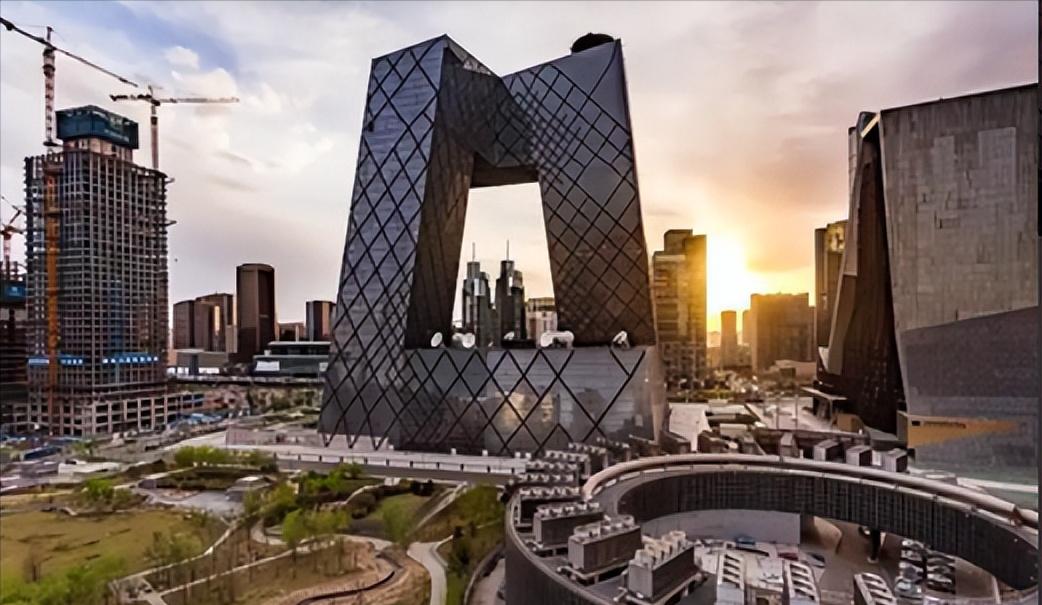 央视大楼，被俗称“大裤衩”，多年以后，央视大楼的洋人设计师“库哈斯”在国外媒体的