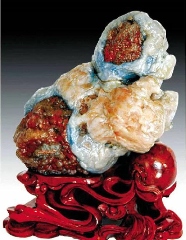 1993年，一个牧羊人将自家栓羊的石头，卖给一个广东人。广东人看着投缘便花五万买