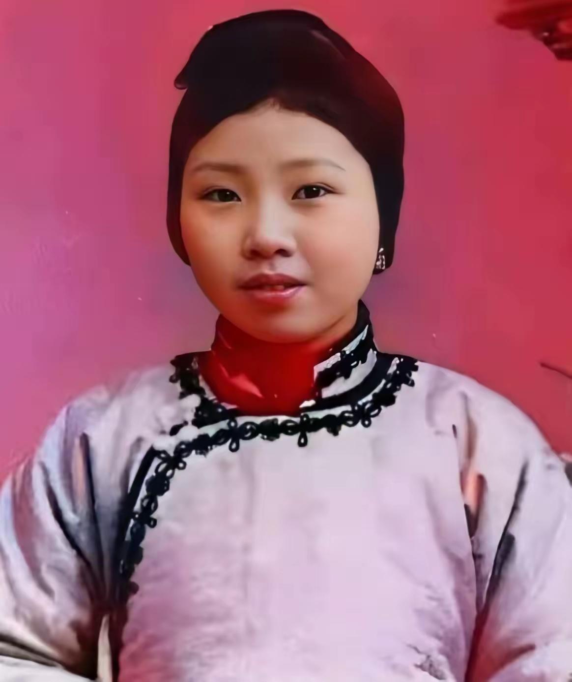 这是钱学森母亲章兰娟的照片。
​章兰娟是相当有钱的一个人，她父亲叫章乐山，曾当过