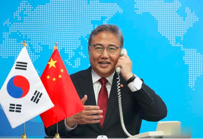 韩国外长为什么那么笑

原来是韩国外长朴振打电话给中国外长。

中韩关系，降到了
