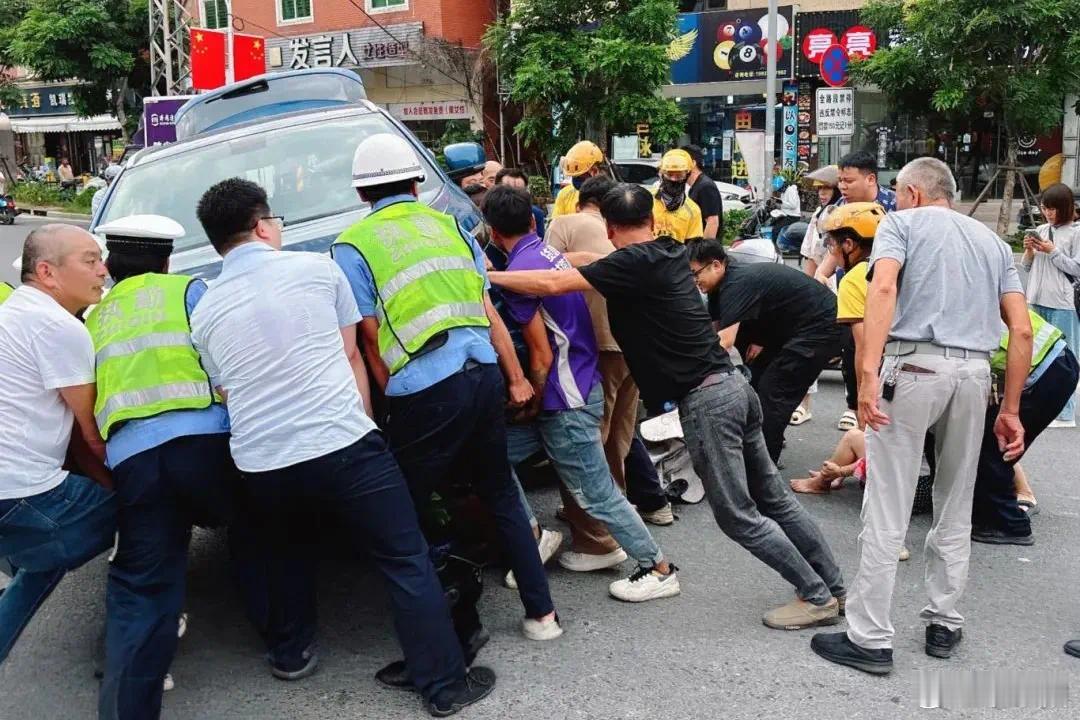 #福建一女子卷入车底警民抬车30秒救人#10月16日16时4分许，南安市石井镇侨