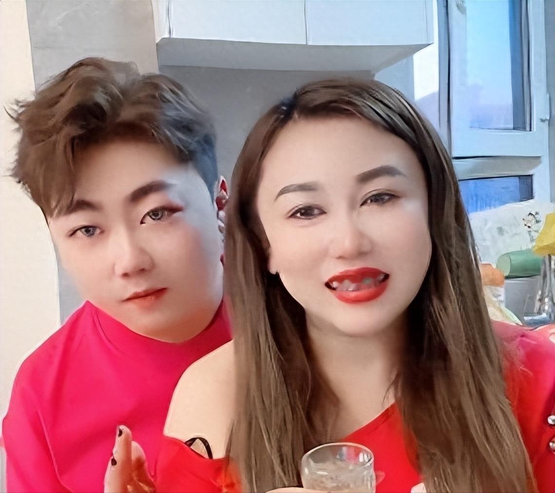 7天头七未过，家人穿逝者衣服直播卖货，网友：这底线去哪了！
谁能想到，亲人刚走，