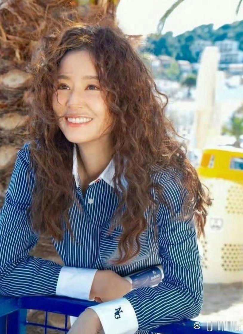 林心如与陈乔恩同样是长发小卷毛发型，却有两种不同风格，陈姐更亲甜可爱，林姐更成熟