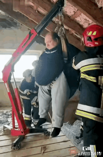 这个男人的重量，显然已经超过了小吊车的极限，这下子可麻烦喽，消防员不仅白忙活了，